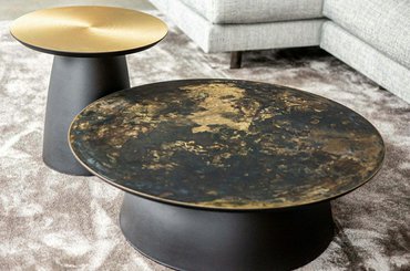 Úžasné kovové stoly z hliníku, mědi a mosazi
