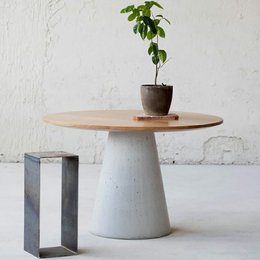Jídelní stůl masiv dub kruh D120cm, podnoží šedý beton